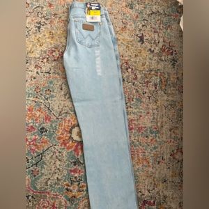 Cowboy cut, size 13x32, light wash wrangler